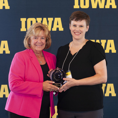 Picture of Dr. Meerdink receiving the ICRU Distinguished Mentor Award